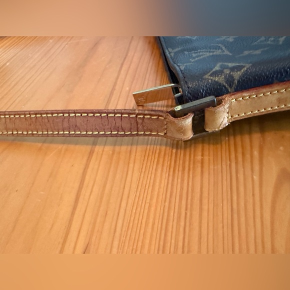 Louis Vuitton Trotteur Crossbody - Picture 8 of 11